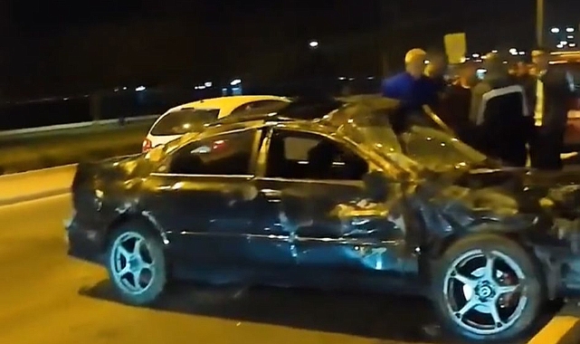 Baygın Kazazedeyi Soydular: İzmir'de Trafik Kazası Geçiren Sürücünün Ayakkabılarını Çaldılar, Hurdaya Dönen Aracını Soydular