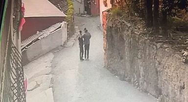 Beyoğlu'nda Bir Şahıs, Kız Arkadaşının Boğazına Bıçak Dayayan Magandayı Sırtından Vurdu: Şehir Eşkıyalığına Soyunan Maganda Hiçbir Ceza Almadı, Sevgilisini Korumak İsteyen Şahıs Tutuklandı 