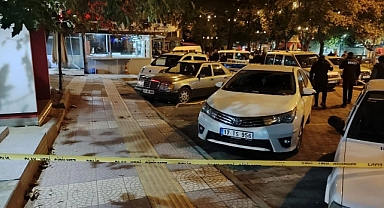 Çanakkale'de Bir Şehir Eşkıyası, Kız Kardeşine Sarkıntılık Yaptığını İddia Ettiği Şahsa Sokak Ortasında Kurşun Yağdırdı