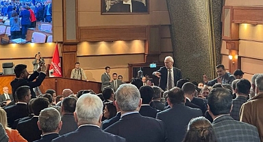İBB Meclisi'nde Kavga Çıktı: Yumruklar ve Su Şişeleri Havada Uçuştu