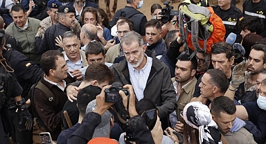 İspanya'da Sel Felaketi | İspanya Kralı Afet Bölgesini Ziyaret Etti: Öfkeli Vatandaşlar Başbakan'ı Taşladı, Krala Çamur Fırlattı