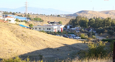 İzmir'de Mürteci Teröristler, Kaçak Yurdun Yıkılmasını Silah ve Sopayla Engelledi, Kaymakamlık Yıkımı Erteledi