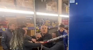 İzmir'deki Bir Markette AKP Hükümetinin Rezil Ettiği Ülke Ekonomisine İsyan Eden Vatandaş Çileden Çıktı: Her Şey Çok Pahalı, Kendime Zarar Vereceğim