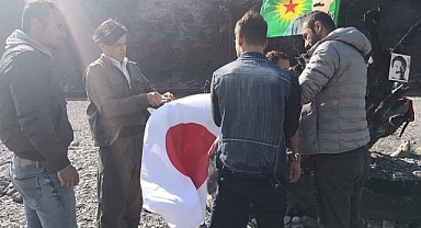 Japonya'da Kürtçüler PKK Elebaşı Bebek Katili Öcalan'ın Resminin Yer Aldığı Bayrak Açtı