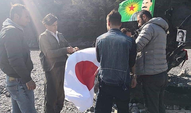 Japonya'da Kürtçüler PKK Elebaşı Bebek Katili Öcalan'ın Resminin Yer Aldığı Bayrak Açtı