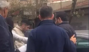 Konuşun, Siz Nerelisiniz? | İstanbul'da Bir Maganda, Yanındaki Kız Arkadaşıyla Beraber 'Kendisine Yol Vermediğini' Öne Süren Araca Saldırdı: 'Anana Sövüyorum, İn Aşağı'