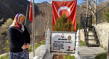 Kürtçü Terör Örgütü PKK'nın Şehit Ettiği Öğretmen Necmettin Yılmaz, Öğretmenler Günü'nde Mezarı Başında Anıldı