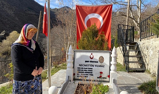 Kürtçü Terör Örgütü PKK'nın Şehit Ettiği Öğretmen Necmettin Yılmaz, Öğretmenler Günü'nde Mezarı Başında Anıldı