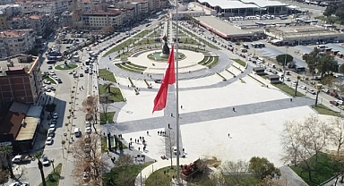 Manisa'da Devlet Bahçeli Meydanı'nın Adının Değiştirilmesi Sonrası MHP'liler Belediye Başkanını Protesto Etti