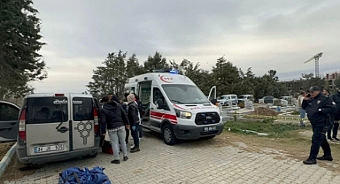 Tekirdağ'da Mezarlıkta Kadın Cinayeti: 2 Çocuk Babası Erkek, Kendisinden 10 Yaş Küçük Kuzenini Öldürüp İntihar Etti 