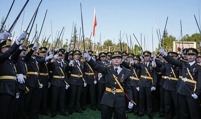 Atatürk'e Bağlılık Yemini Ettirdiği İçin TSK'dan İhracı İstenen Teğmen Ebru Eroğlu'na 'Kemalist Olduğu İçin Tecavüz Edebilirim' Yazan İğrenç Yaratığın Yazdıkları Suç Sayılmadı