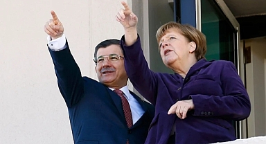Türk Milletine Böyle İhanet Ettiler: Merkel, Davutoğlu'nun Kaçak Göçmenleri Türkiye'ye Kabul Etmesinin Detaylarını Yazdı