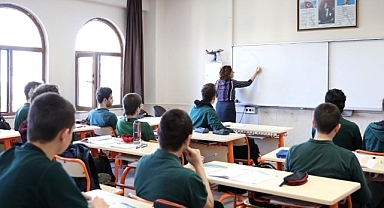 AKP'nin Eğitim Anlayışı Yapboz Gibi: Okullarda Serbest Kıyafet Dönemi Sona Erdi 