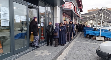 AKP'nin Kalesi Konya'da Ucuz Yağ Kuyruğu: Dondurucu Soğukta Saatlerce Beklediler