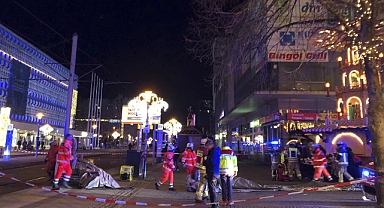 Almanya'da Bir Kişi, Noel Pazarındaki İnsanların Üzerine Araba Sürdü: Şahıs Gözaltına Alındı