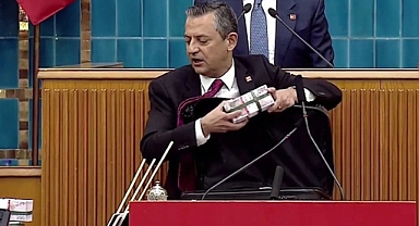 CHP Genel Başkanı Özgür Özel, Devlet Bahçeli'nin Kendisine Söylediği Sözlerin Bulunduğu Kağıdı Yırttı