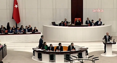 CHP'li Vekil Ergene Nehrinden Alınmış Bir Şişe Kirli Su Getirdi, AKP'li Bakan Murat Kurum Şişeyi Yere Fırlattı
