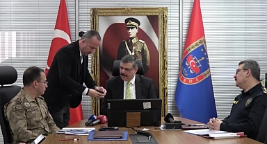 Erzurum Valisi'ne Erzurum'a Getirilen Kaçak Göçmenlerin Videosu İzletildi
