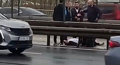 İstanbul'da Yerinden Fırlayan Rögar Kapağı, Seyir Halindeki Metrobüsün Camını Kırarak Bir Yolcunun Düşmesine Neden Oldu