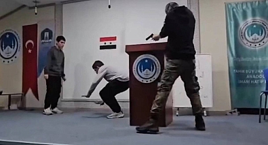 Konya'daki 'Arapça Günü Etkinliklerinde' Öğrencinin Eline Silah Verip Arkadaşına Ateş Ettirdiler