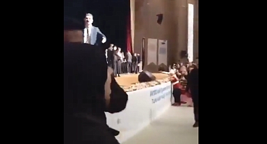 Mülakat Mağduru Öğretmenler AKP'li Bakan Yusuf Tekin'i Protesto Etti, Korumalar Öğretmenlere Müdahale Etti