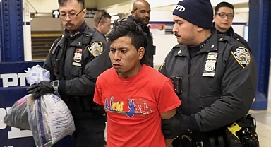 New York'ta, Guatemalalı Bir Göçmen Metroda Uyuyan Bir Kadını Ateşe Verip Ölmesini İzledi 