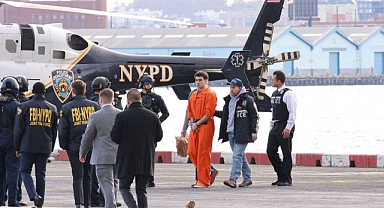 UnitedHealthcare CEO'su Thompson'ı Öldüren Luigi Mangione, Helikopter Pistinden Manhattan'a Polis Konvoyu Eşliğinde Yürüyerek Götürüldü