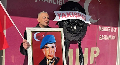 Afyon'da Şehit Aileleri MHP İl Başkanlığı Önüne Siyah Çelenk Bıraktı: 'Yakışmadı'