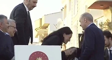 AKP'li Cumhurbaşkanı Erdoğan, Elini Öpen Milletvekiline 200 TL Harçlık Verdi