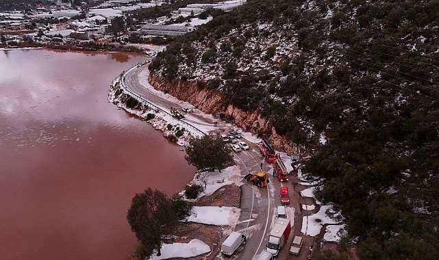 Antalya'da Sel ve Dolu: Yollar Kapandı, Sahiller Çamur Rengine Döndü