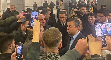 CHP Genel Başkanı Özgür Özel, AKP'nin Gözaltına Aldırdığı Zafer Partisi Genel Başkanı Ümit Özdağ'a Destek İçin Çağlayan Adliyesi'ne Geldi
