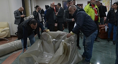 CHP'li Seyhan Belediyesi'ne Haciz Geldi: Makam Odasındaki Eşyalara El Konuldu