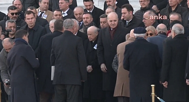 Eski Bakan Nahit Menteşe'nin Cenaze Törenine Katılan Müsavat Dervişoğlu, Devlet Bahçeli ile Tokalaşmadı