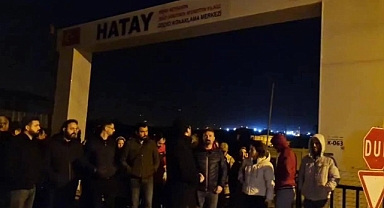 Hatay'da Konteyner Kentte Kalan Öğretmenler Elektriklerin Kesilmesini Protesto Etti