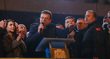 İmamoğlu ve Özel, Beşiktaş Belediyesi Önünde Konuştu: 'Hadi Oradan, İşinize Bakın'