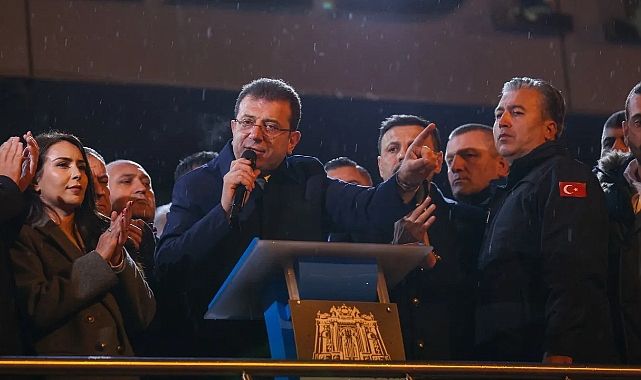İmamoğlu ve Özel, Beşiktaş Belediyesi Önünde Konuştu: 'Hadi Oradan, İşinize Bakın'