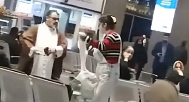 İran'daki Faşist Molla Rejimine Tahran Havalimanı'nda Protesto: İranlı Kadın, Mollanın Sarığını Çıkarıp Başörtüsü Yaptı