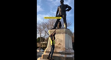 İstanbul'da Bir Mürteci Müptezel Atatürk Heykeline Saldırdı