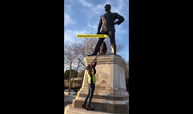 İstanbul'da Bir Mürteci Müptezel Atatürk Heykeline Saldırdı