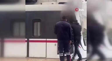 İzmir Metrosunda Elektrik Kabloları Tutuştu, Vatman Kabininde Yangın Çıktı