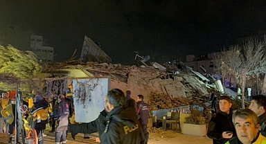 Konya'da 3 Katlı Bina Çöktü: Enkaz Altında Kalanlar Var