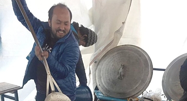 Yıllardır Türkiye'de Yaşayan ve Depremzedelere Yaptığı Yardımlarla Bilinen Uygur Türkü Muhammed Abdullah Sınır Dışı Edilme Tehlikesiyle Karşı Karşıya