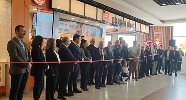 AKP'liler, Boykot Ettikleri Burger King Açılışına Dualarla Katıldı