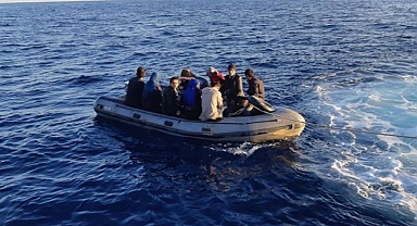 Aydın'ın Kuşadası Açıklarında Yunanistan Tarafından Türk Karasularına İtilen 30 Kaçak Göçmen Türkiye'ye Getirildi