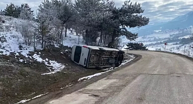 Bolu'da Hindistanlı İşçileri Taşıyan Servis Minibüsü Devrildi: 22 Kişi Yaralandı
