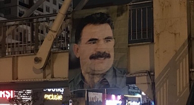 İstanbul'da Bir Üst Geçide Teröristbaşı Öcalan'ın Posteri Asıldı