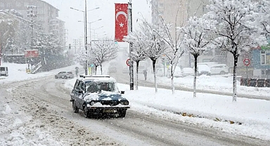 İstanbul'da Kar Yağışı Nedeniyle Okullar Tatil Edildi