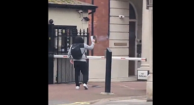 Londra'daki Türk Konsolosluğu Önünde Bir Kişi Kuran Yaktı