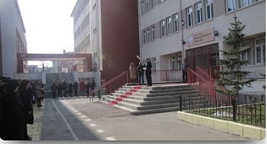 Ankara Rıdvan Binnaz Ege Anadolu Lisesi'nde Gençliğe Hitabe Okuyan Öğrencilere Uzaklaştırma Kararı Verildi