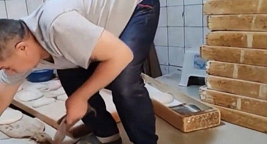 Çanakkale'de Terlikle Pide Tezgahına Çıkılan Fırın İşletmesine 105 Bin TL Ceza Kesildi